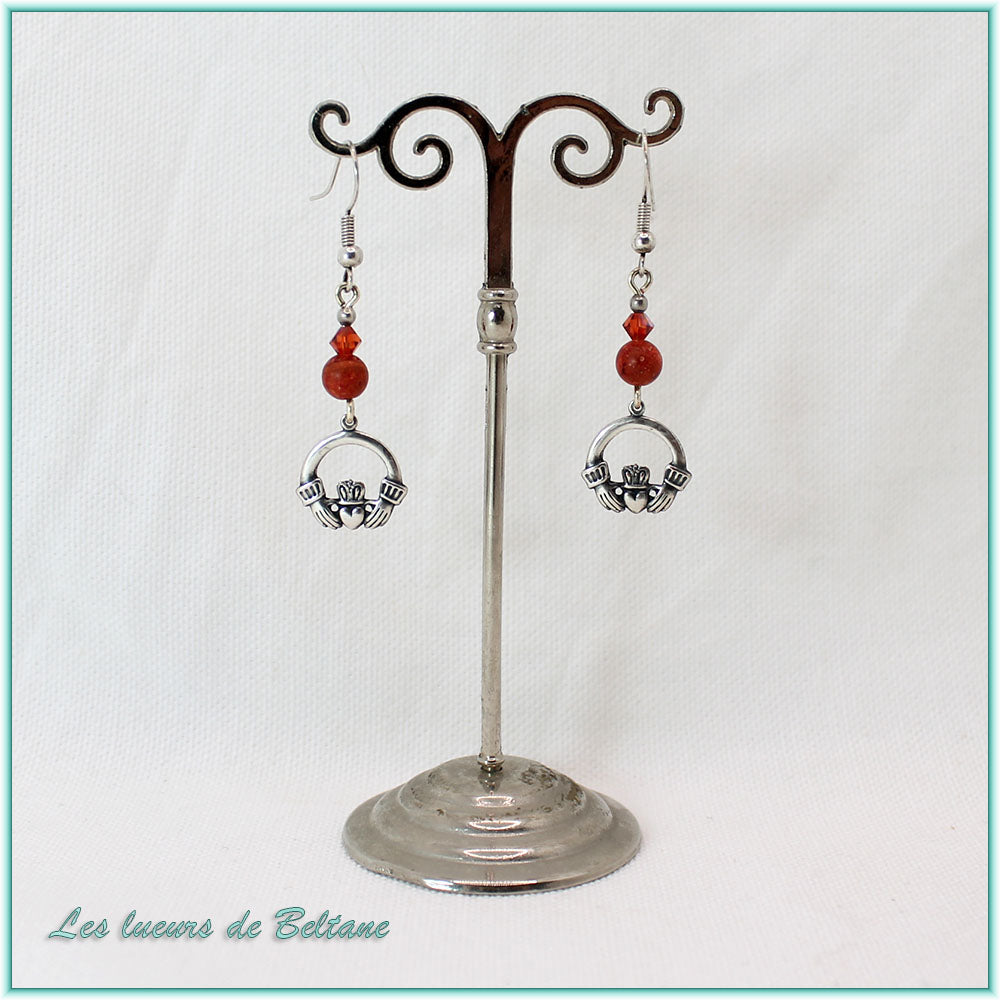 Boucles d'oreilles Claddagh argenté et perle de corail éponge, faites main