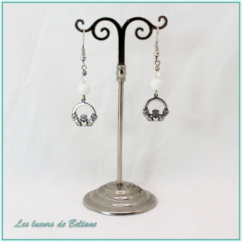 Boucles d'oreilles Claddagh argenté et perle de jade blanc, faites main