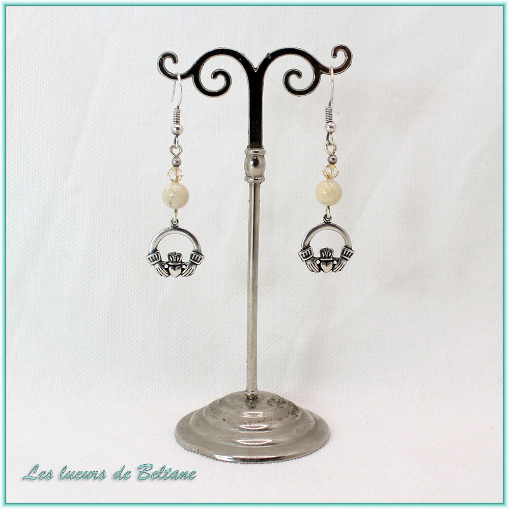 Boucles d'oreilles Claddagh argenté et perle de pierre de rivière, faites main
