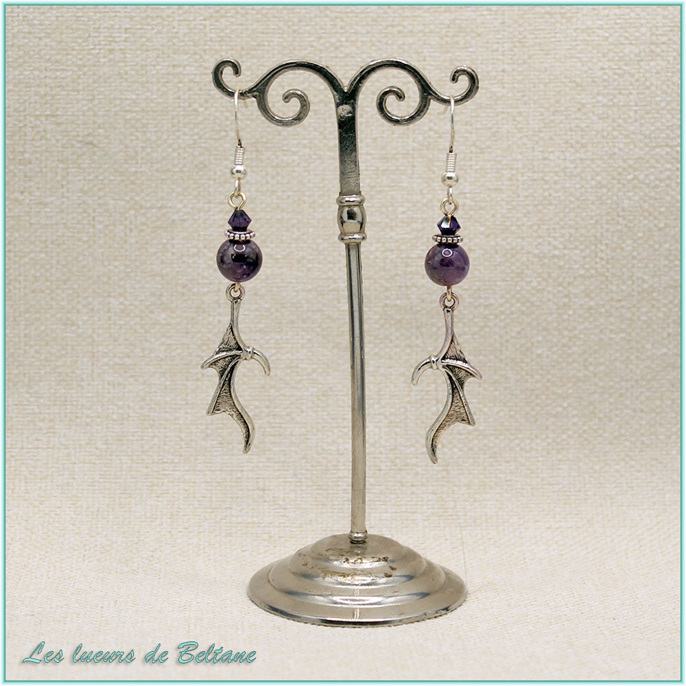 Boucles d'oreilles aile de dragon argentée et perle d'améthyste, faites main