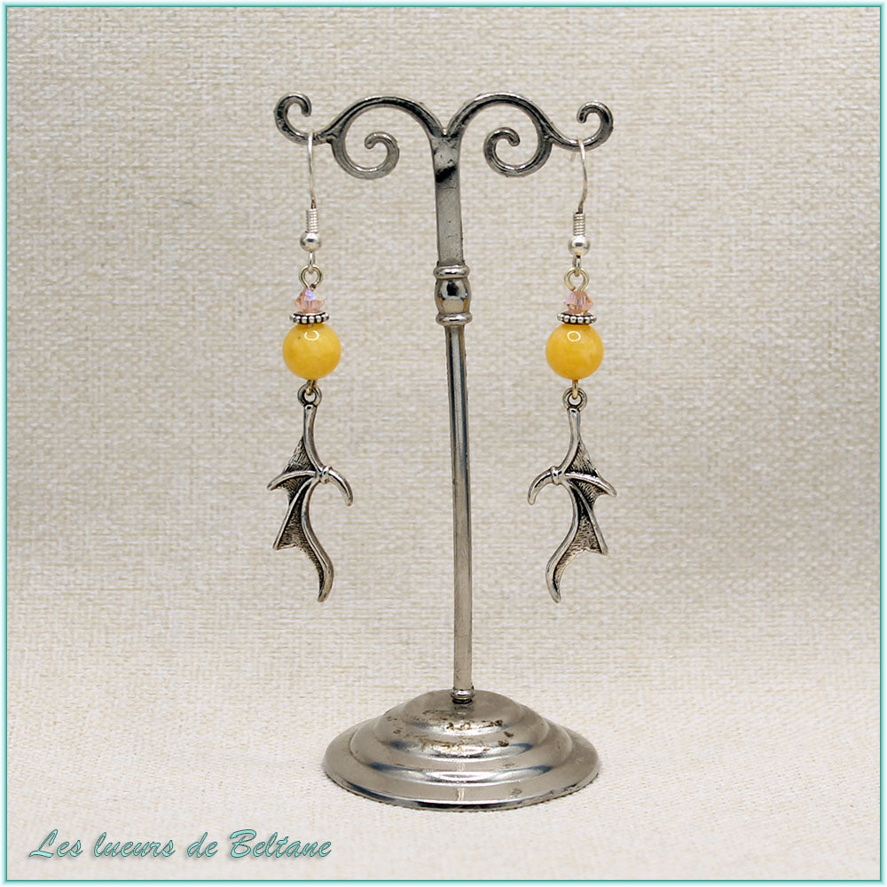 Boucles d'oreilles aile de dragon argentée et perle de jade jaune, faites main