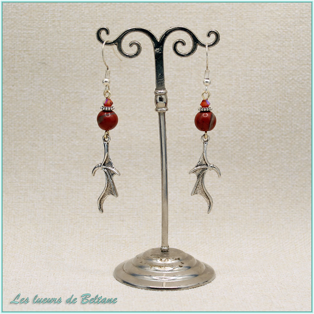 Boucles d'oreilles aile de dragon argentée et perle de jaspe rouge, faites main