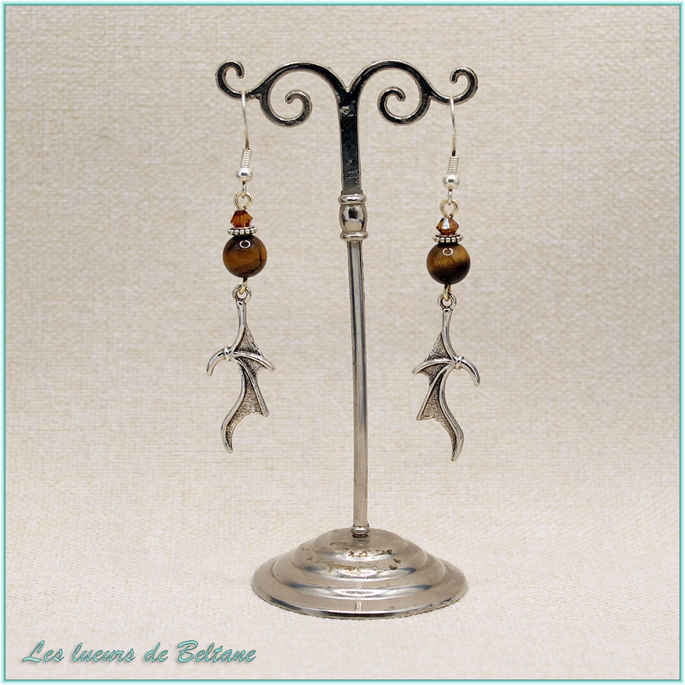Boucles d'oreilles aile de dragon argentée et perle d'œil de tigre, faites main