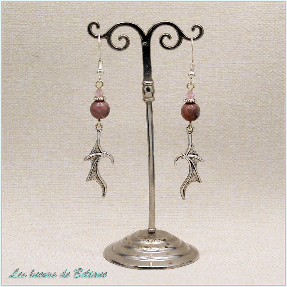 Boucles d'oreilles aile de dragon argentée et perle de rhodonite, faites main