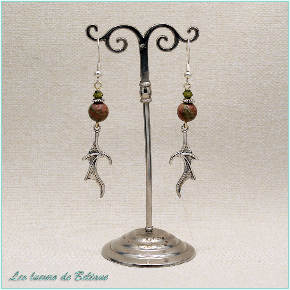Boucles d'oreilles aile de dragon argentée et perle d'unakite, faites main