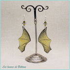 Boucles d'oreilles ailes de dragon en résine jaune pailletée, faites main