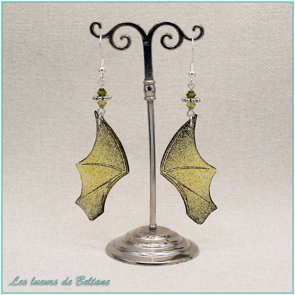 Boucles d'oreilles ailes de dragon en résine jaune pailletée, faites main