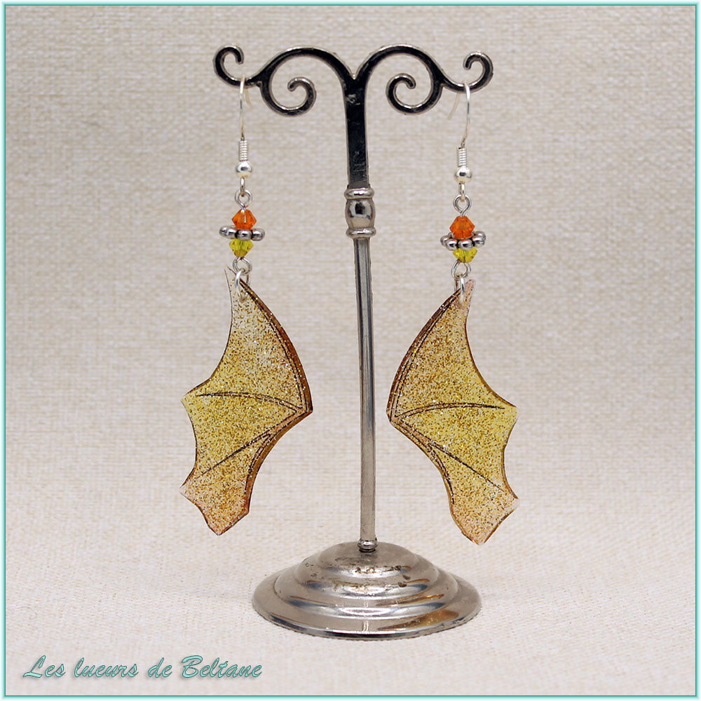 Boucles d'oreilles ailes de dragon en résine orange pailletée, faites main