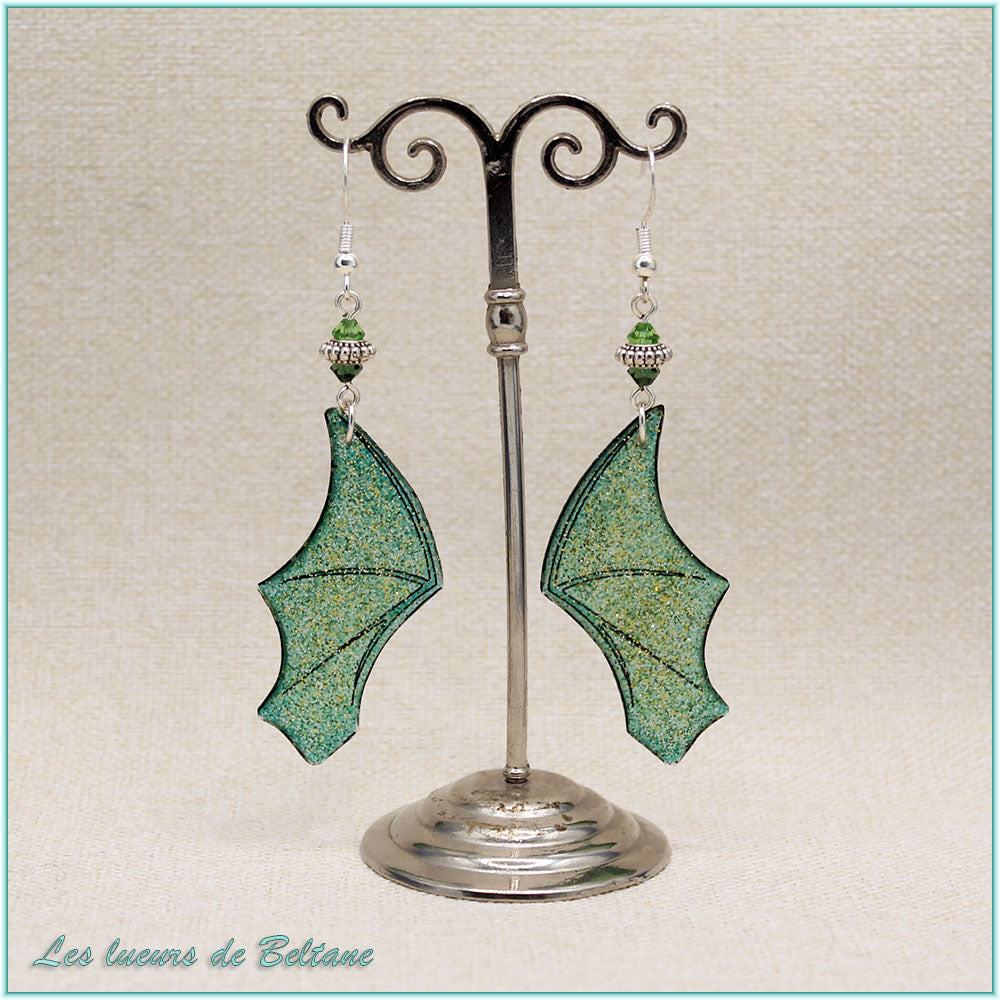 Boucles d'oreilles ailes de dragon en résine verte pailletée, faites main