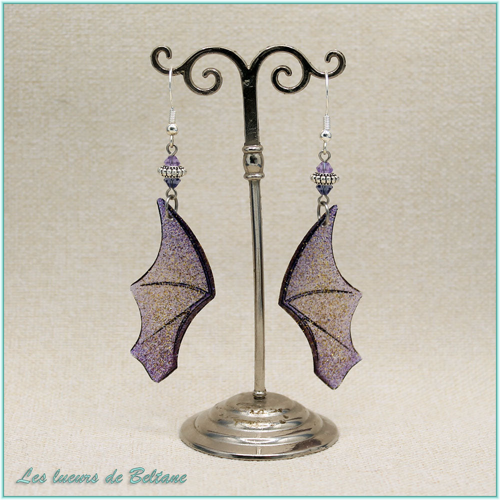 Boucles d'oreilles ailes de dragon en résine violette pailletée, faites main