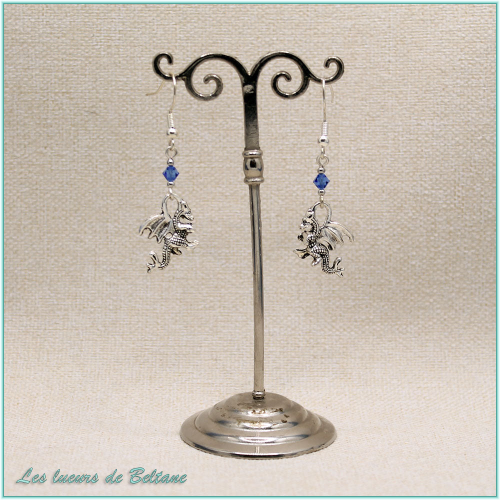 Boucles d'oreilles petit dragon argenté et perle de cristal bleu, faites main