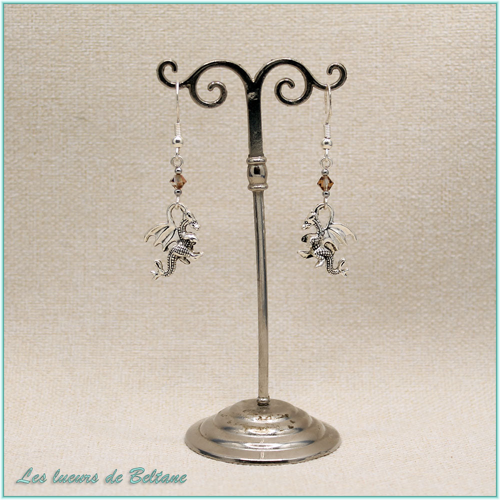 Boucles d'oreilles petit dragon argenté et perle de cristal marron, faites main
