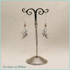 Boucles d'oreilles petit dragon argenté et perle de cristal marron, faites main