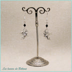 Boucles d'oreilles petit dragon argenté et perle de cristal noir, faites main