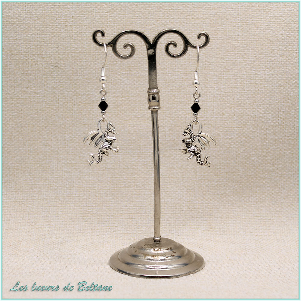 Boucles d'oreilles petit dragon argenté et perle de cristal noir, faites main