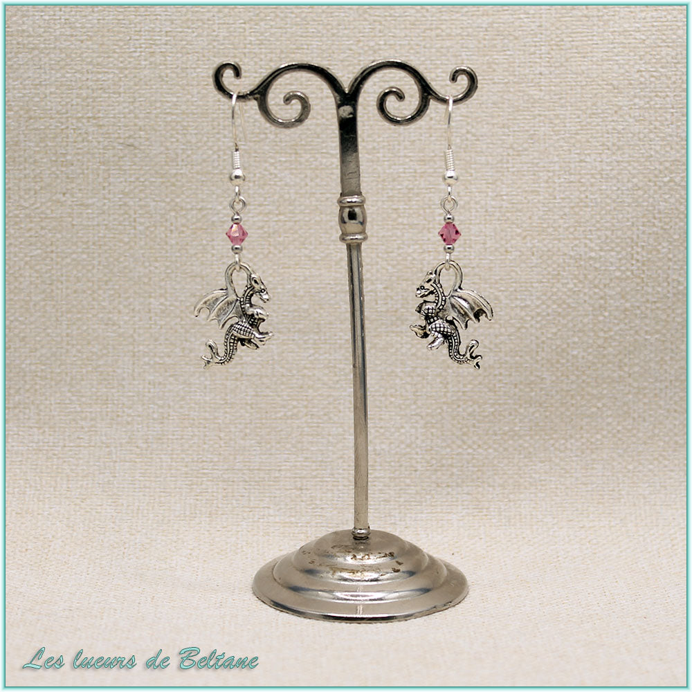 Boucles d'oreilles petit dragon argenté et perle de cristal rose, faites main