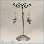 Boucles d'oreilles petit dragon argenté et perle de cristal vert acidulé, faites main