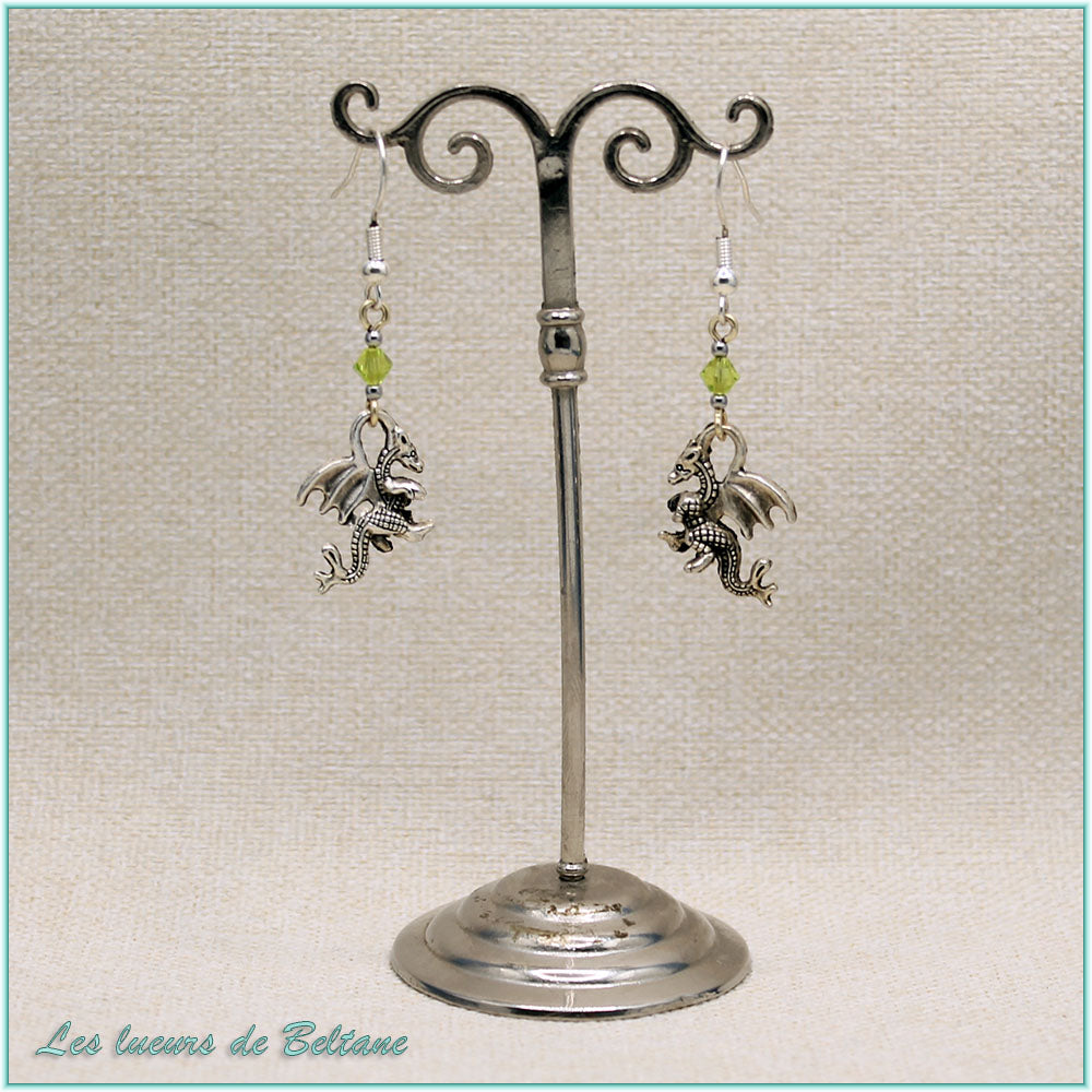 Boucles d'oreilles petit dragon argenté et perle de cristal vert acidulé, faites main