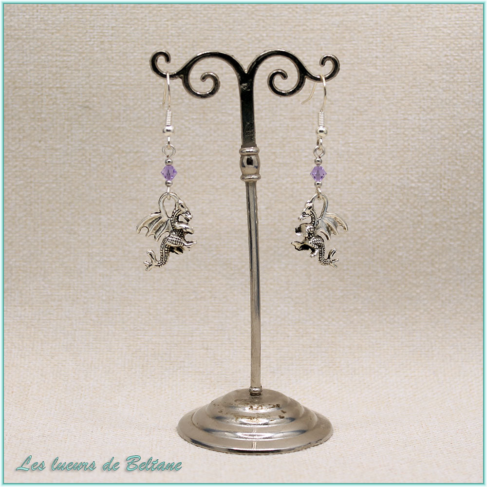 Boucles d'oreilles petit dragon argenté et perle de cristal violet clair, faites main