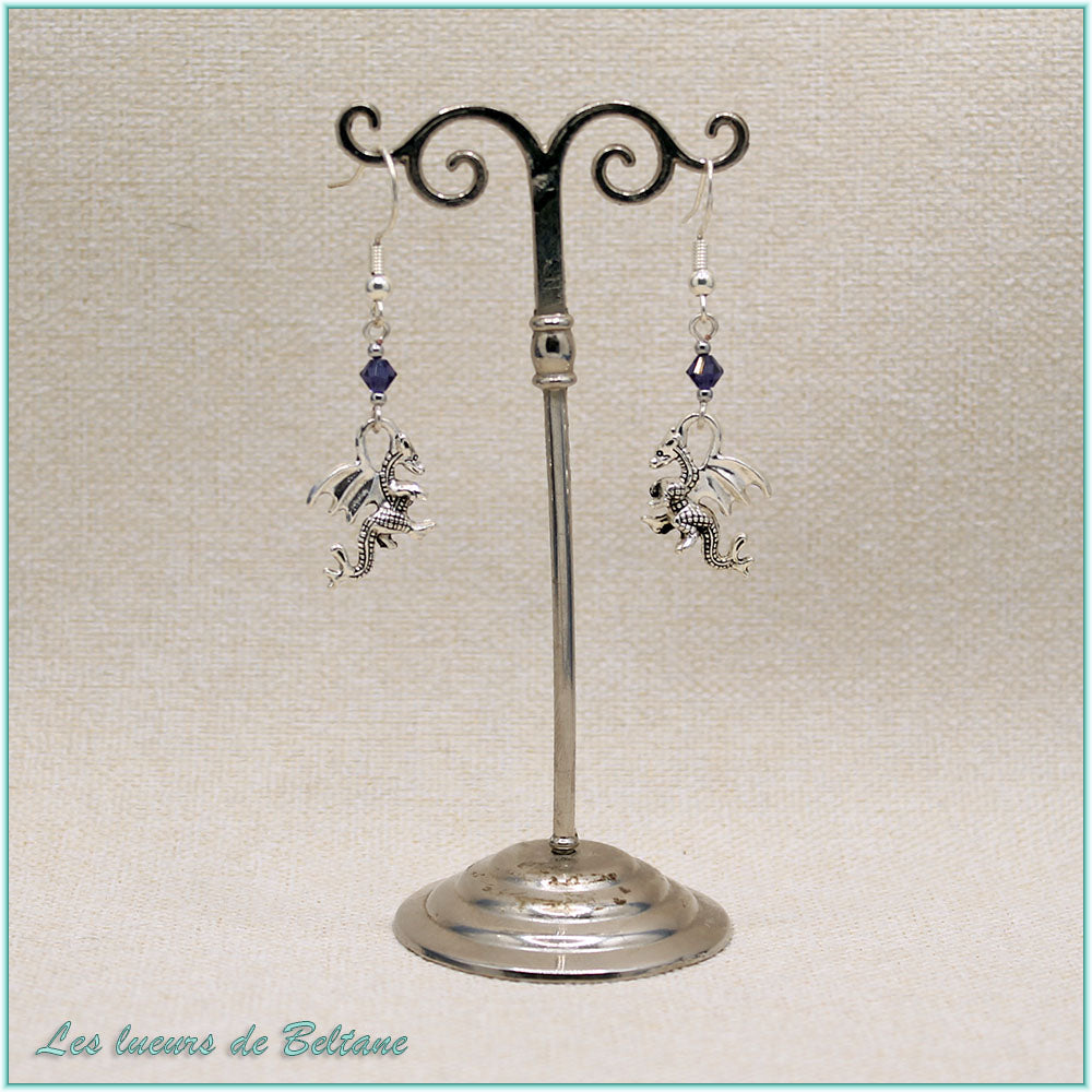Boucles d'oreilles petit dragon argenté et perle de cristal violet, faites main
