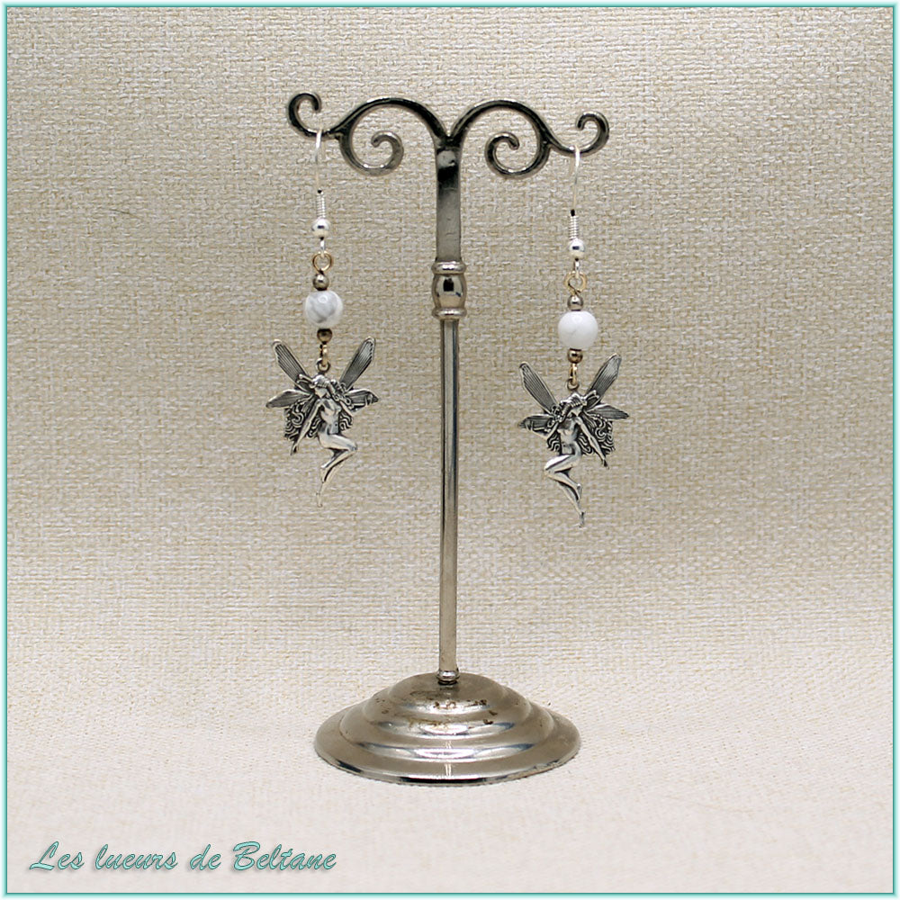 Boucles d'oreilles fée en laiton argenté et perle de howlite blanche, faites main