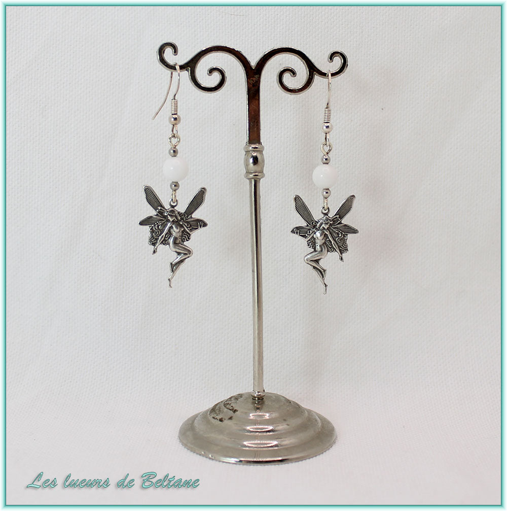 Boucles d'oreilles fée en laiton argenté et perle de jade blanc, faites main