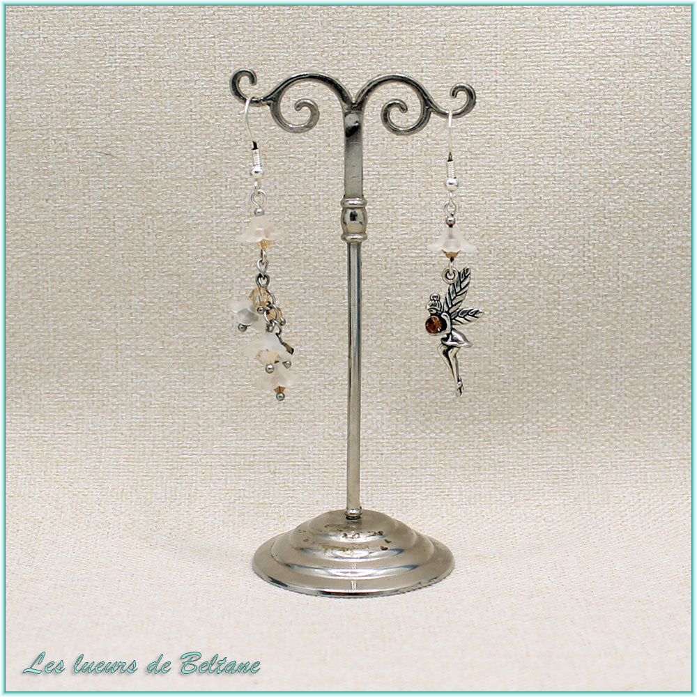 Boucles d'oreilles asymétriques fée et fleurs blanches, cristal beige, faites main