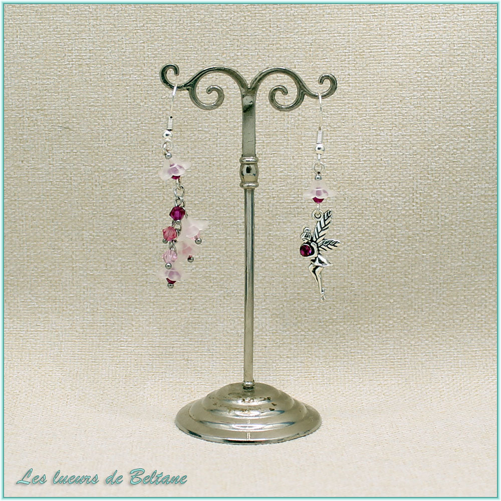 Boucles d'oreilles asymétriques fée et fleurs blanches, cristal rose fuchsia, faites main