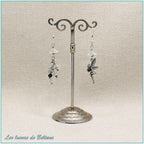 Boucles d'oreilles asymétriques fée et fleurs blanches, cristal gris, faites main