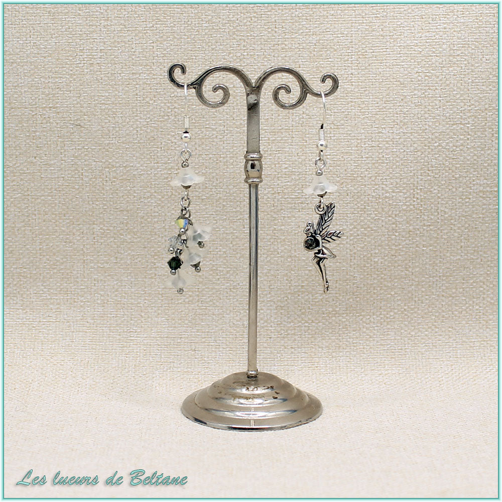 Boucles d'oreilles asymétriques fée et fleurs blanches, cristal gris, faites main