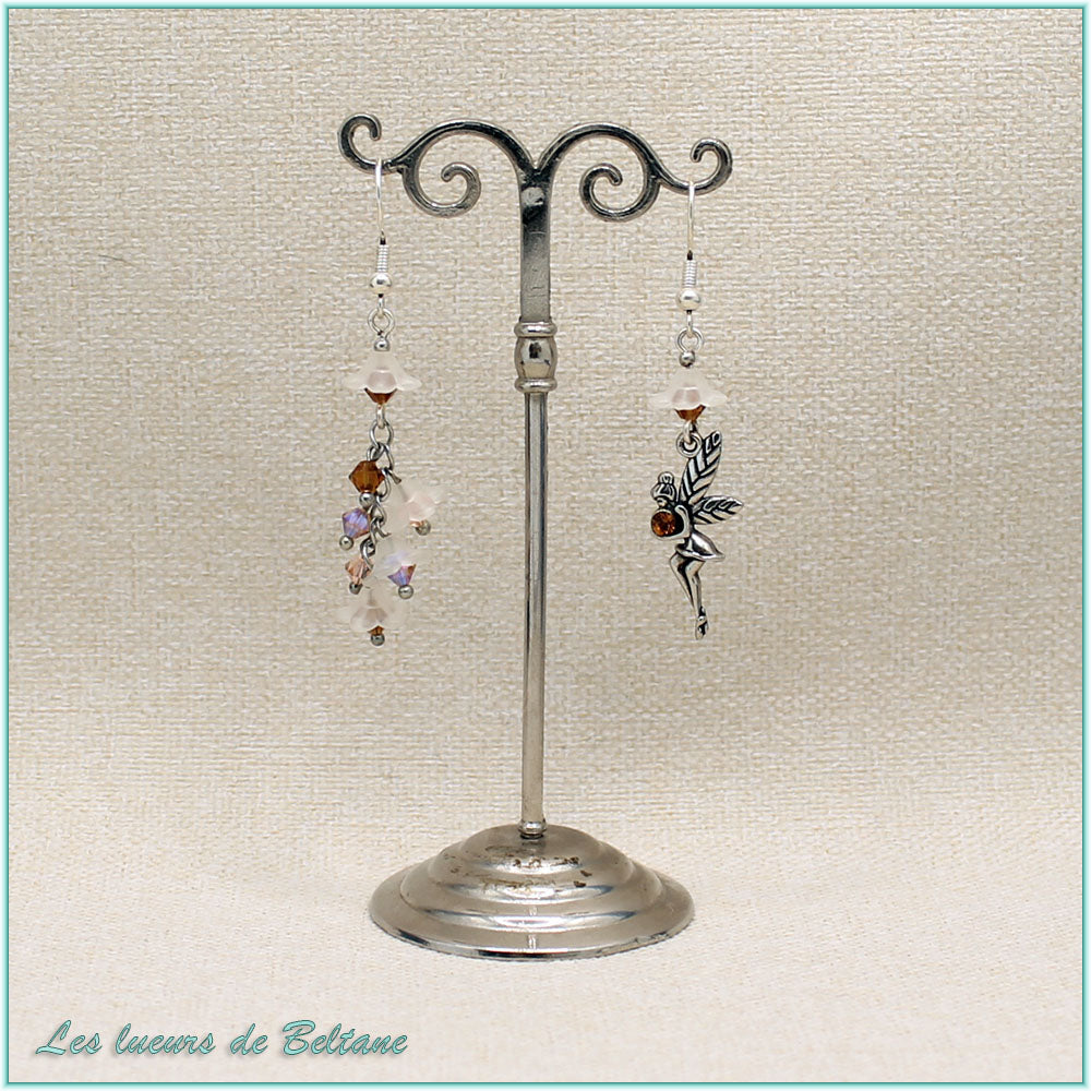 Boucles d'oreilles asymétriques fée et fleurs blanches, cristal marron, faites main
