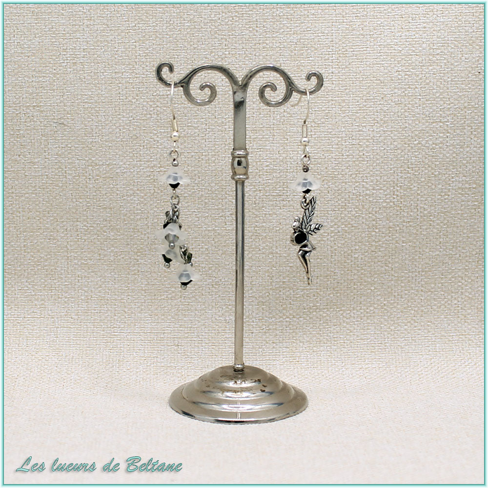 Boucles d'oreilles asymétriques fée et fleurs blanches, cristal noir et gris, faites main