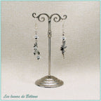 Boucles d'oreilles asymétriques fée et fleurs blanches, cristal noir et gris, faites main