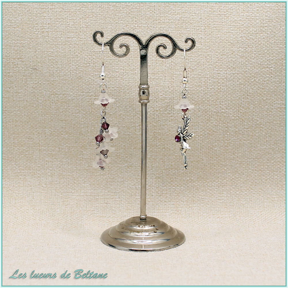 Boucles d'oreilles asymétriques fée et fleurs blanches, cristal violet, faites main
