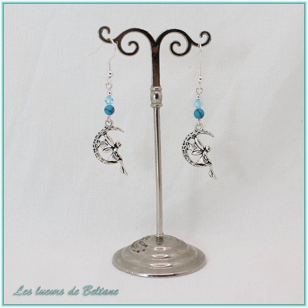 Boucles d'oreilles fée sur un croissant de lune et perle de howlite bleue, faites main
