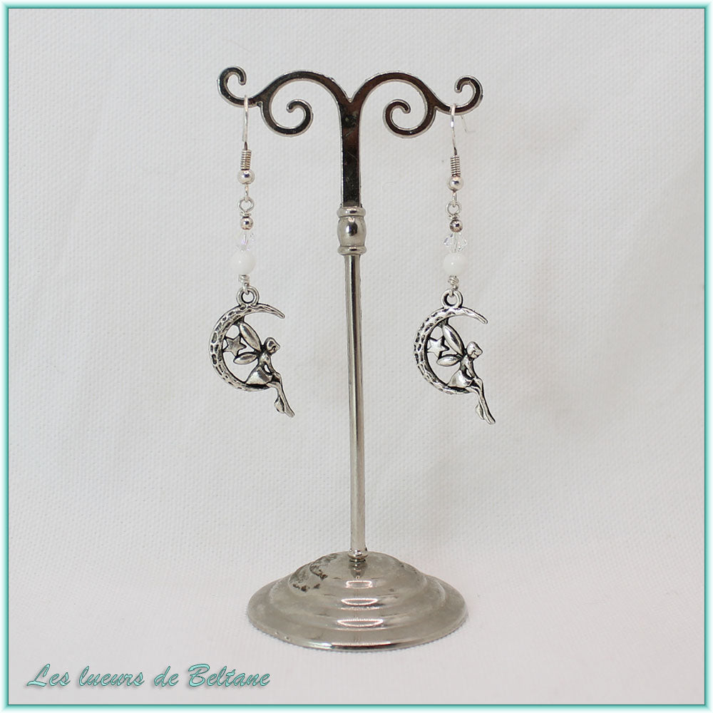 Boucles d'oreilles fée sur un croissant de lune et perle de jade blanc, faites main