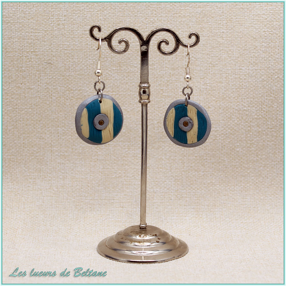 Boucles d'oreilles bouclier médiéval bleu et écru en pâte polymère, faites main
