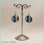 Boucles d'oreilles bouclier médiéval bleu et écru en pâte polymère, faites main