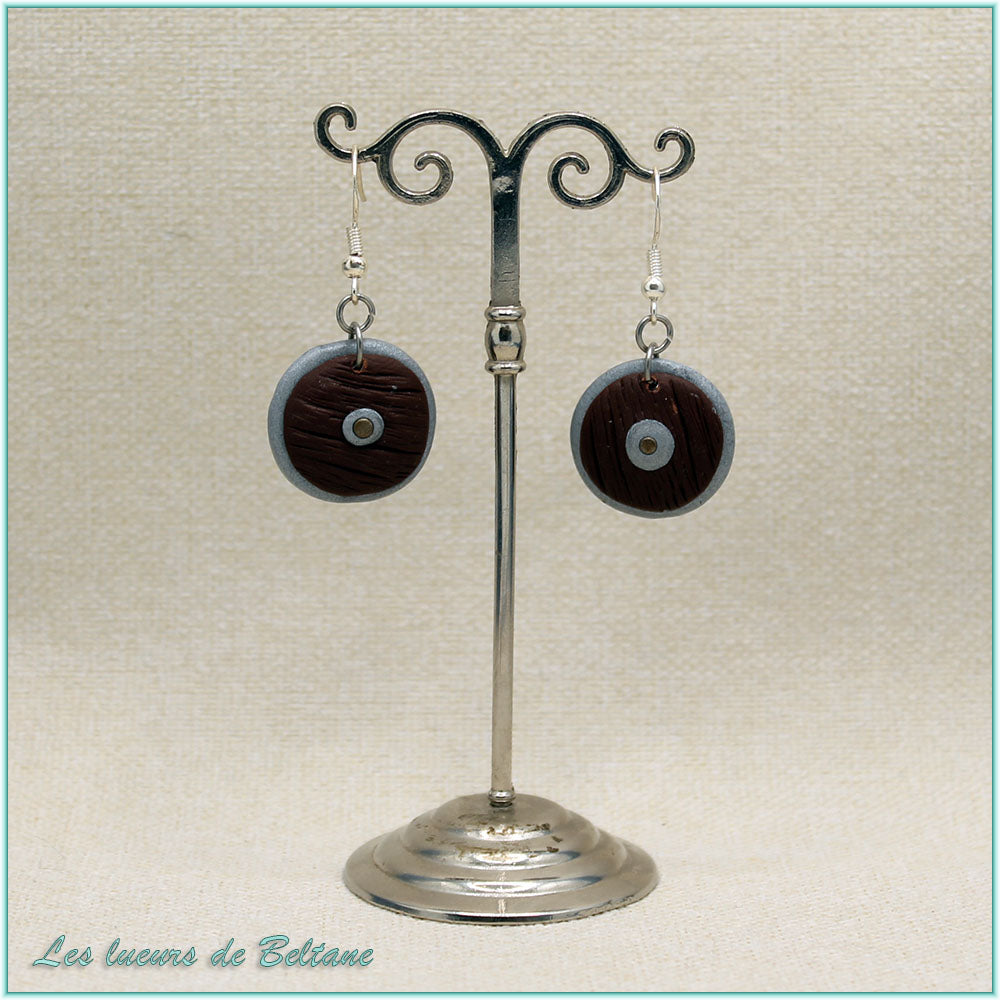 Boucles d'oreilles bouclier médiéval marron en pâte polymère, faites main