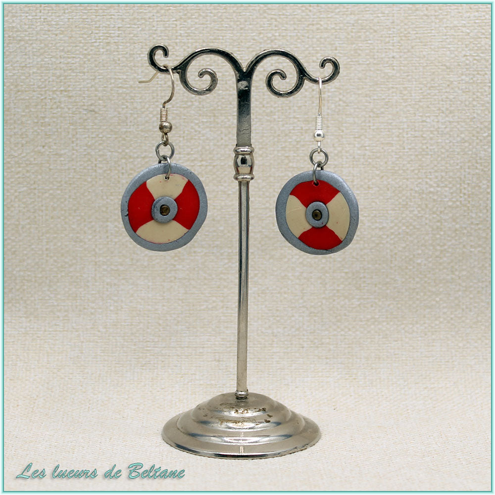 Boucles d'oreilles bouclier médiéval rouge et écru en pâte polymère, faites main
