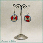 Boucles d'oreilles bouclier médiéval rouge et écru en pâte polymère, faites main