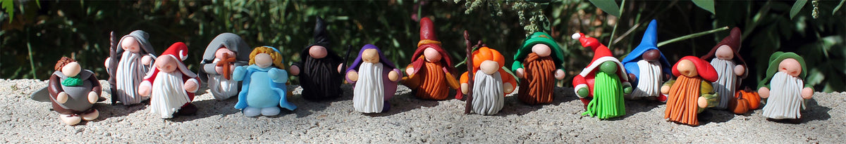 Photo de groupe des gnomes façonnés à la main en pâte polymère à la main. 
