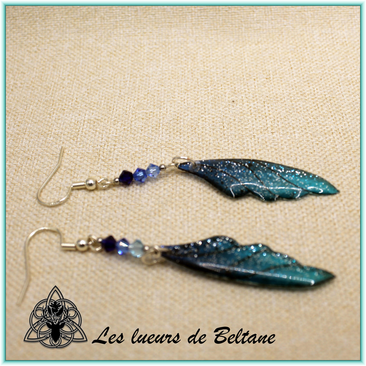 Boucles d'oreilles ailes de fée Eilidh pailletées, coloris bleu, autre vue