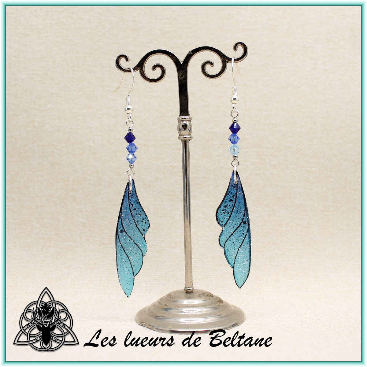Boucles d'oreilles ailes de fée Eilidh pailletées, coloris bleu
