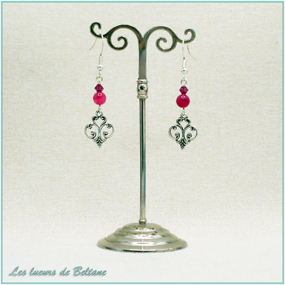 Boucles d'oreilles Aliénor, fleur de lys baroque, perles d'agate fuchsia et de cristal