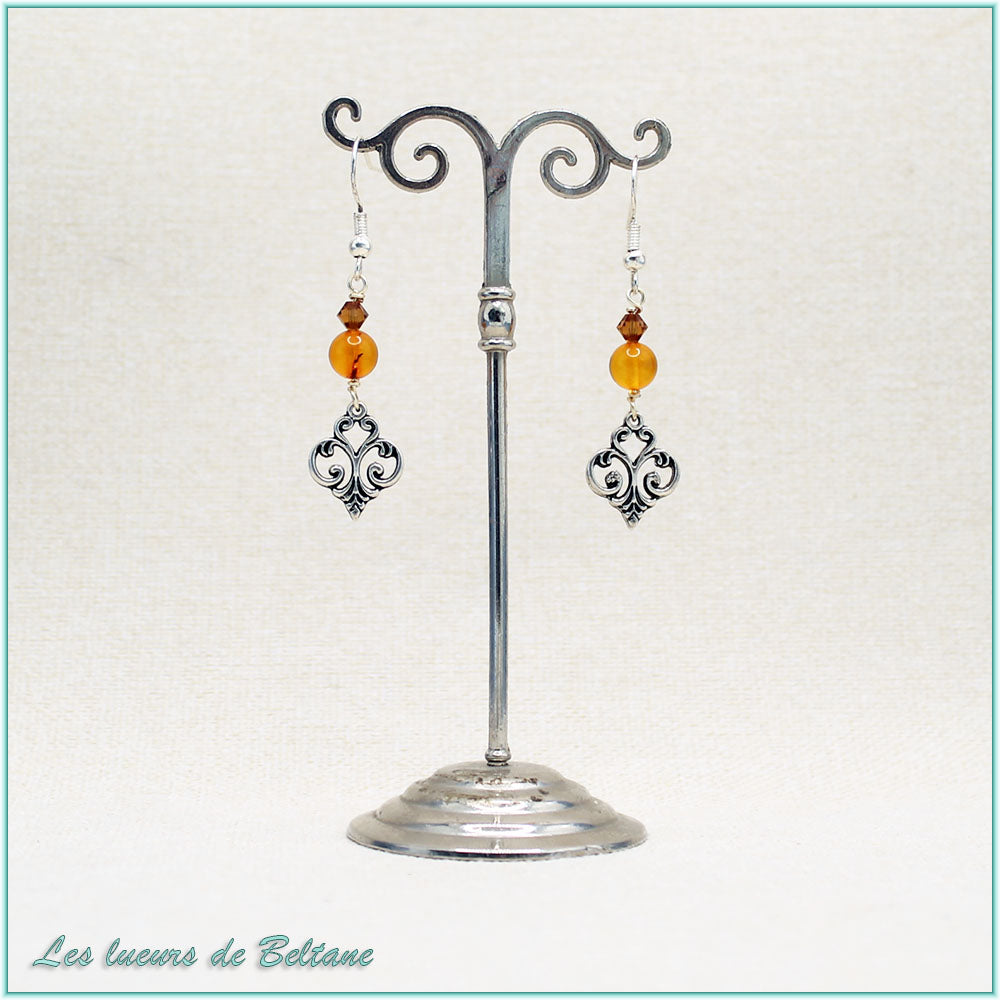 Boucles d'oreilles Aliénor, fleur de lys baroque, perles d'ambre et de cristal