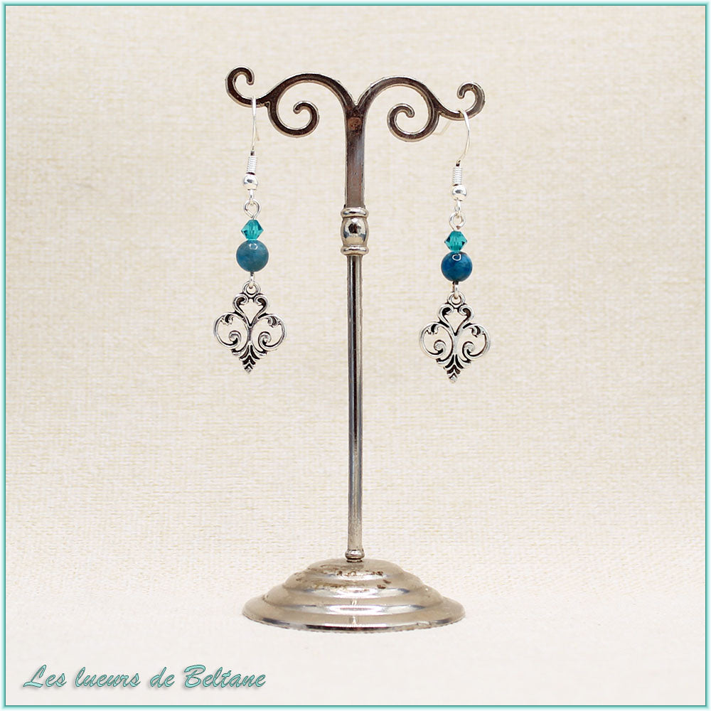 Boucles d'oreilles Aliénor, fleur de lys baroque, perles d'apatite et de cristal