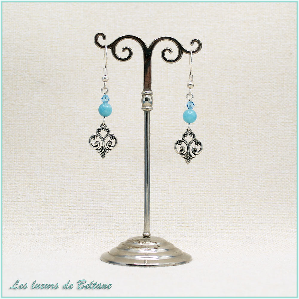 Boucles d'oreilles Aliénor, fleur de lys baroque, perles de calcédoine et de cristal