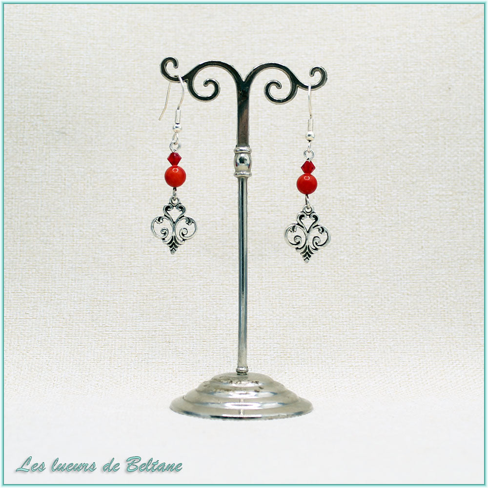 Boucles d'oreilles Aliénor, fleur de lys baroque, perles de corail rouge et de cristal