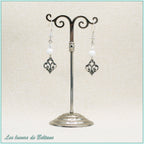 Boucles d'oreilles Aliénor, fleur de lys baroque, perles de jade blanc et de cristal